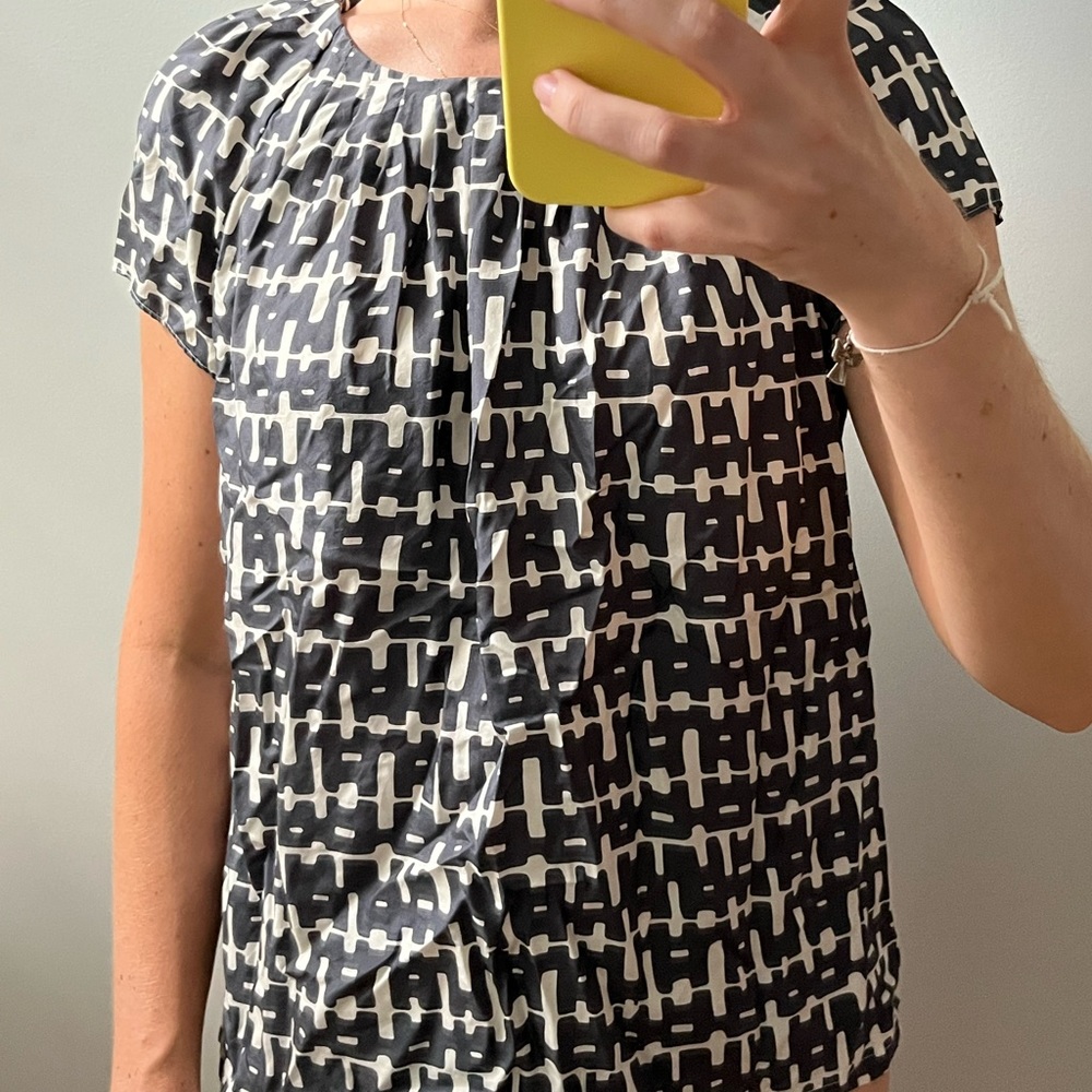 Banana republic silk pattern top with button back closure